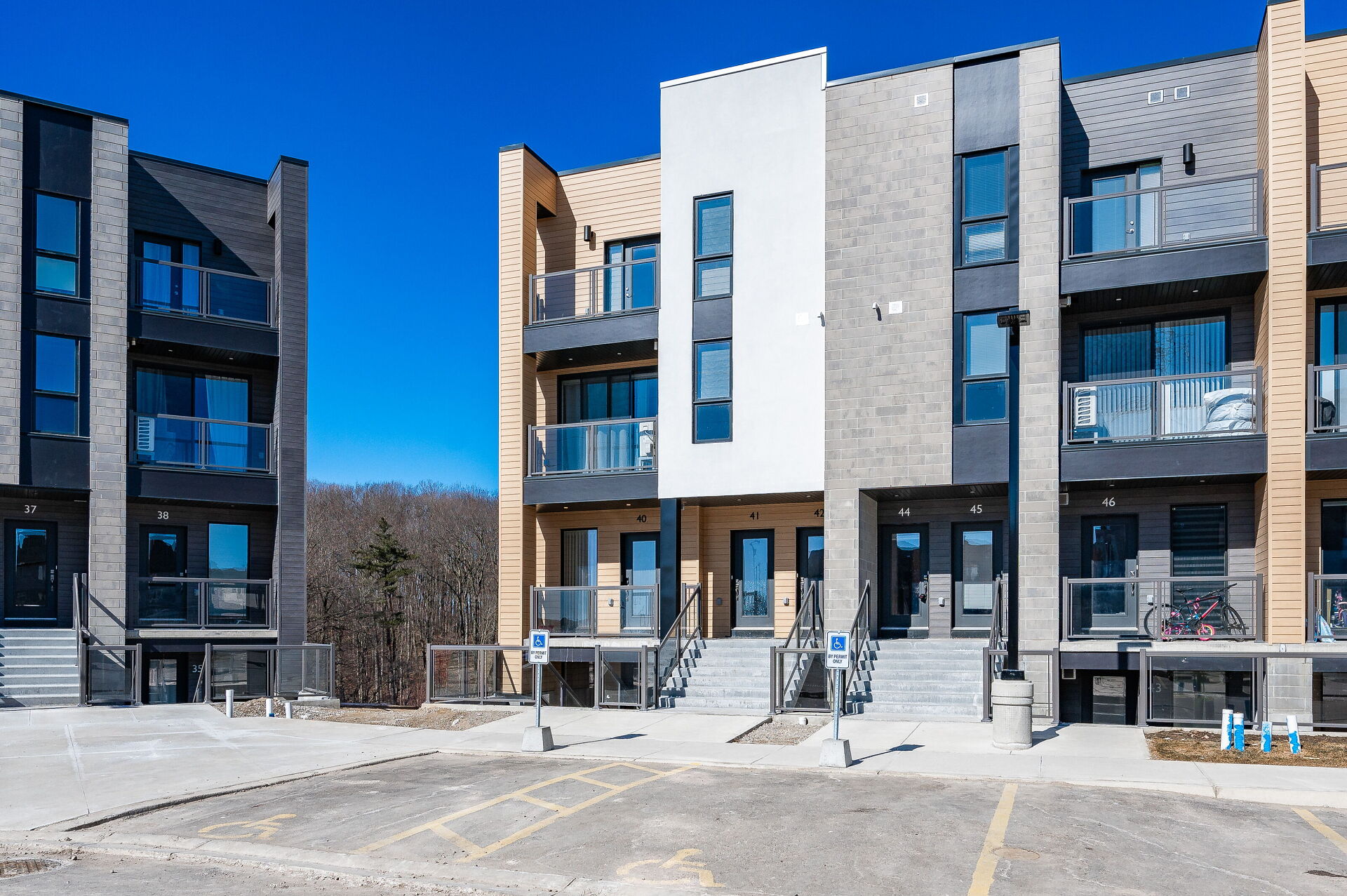 Modern multi-unit apartment building by Helio