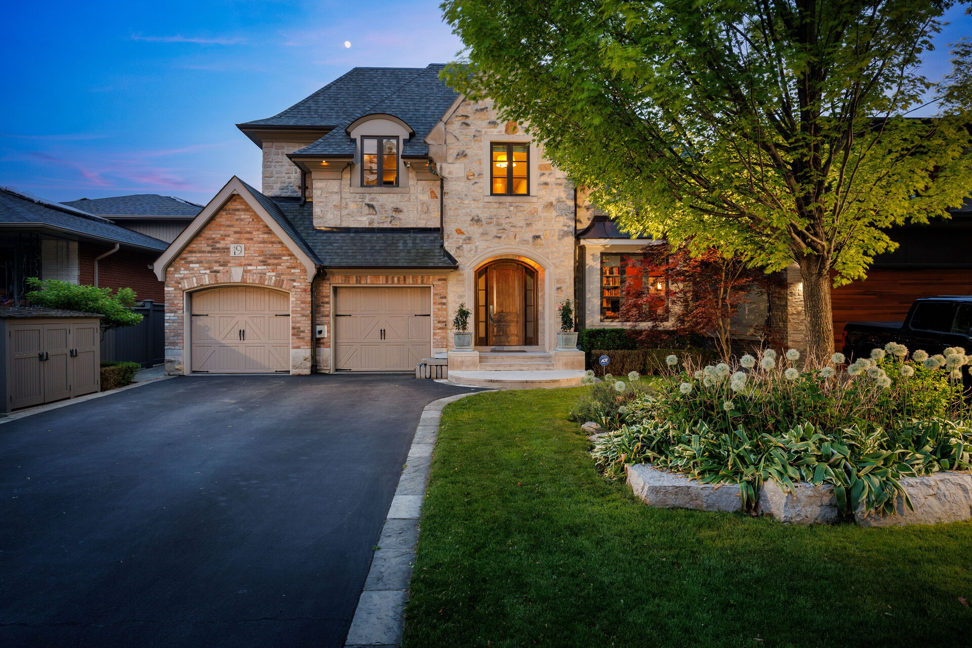 19 Graystone Gardens, Toronto, ON M8Z 3C2 Virtual Tour