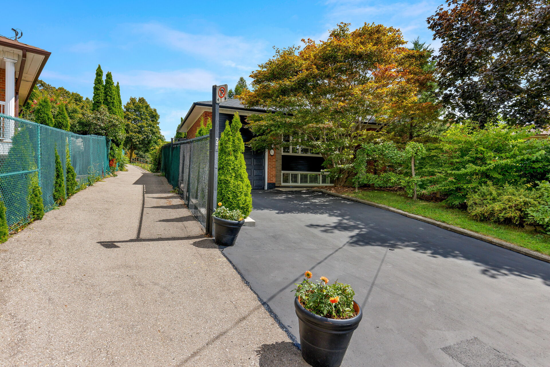 27 Paramount Court, Toronto, ON M6M 2L5