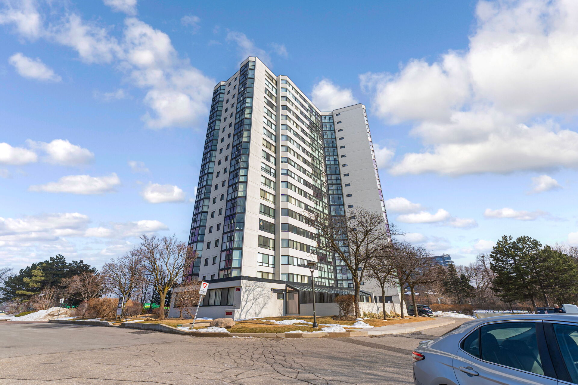 1360 Rathburn Road East, Mississauga, ON L4W 4H4