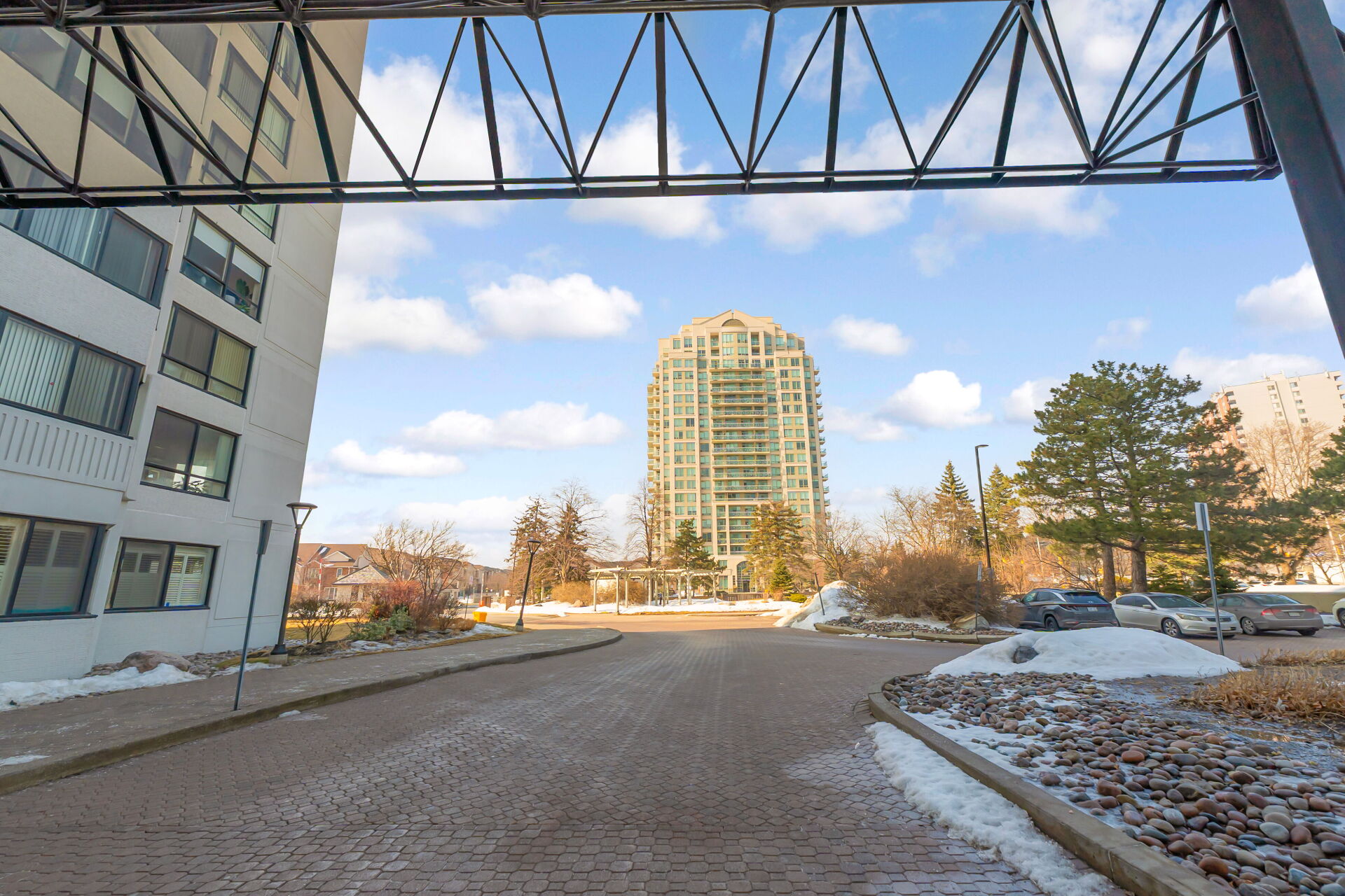1360 Rathburn Road East, Mississauga, ON L4W 4H4