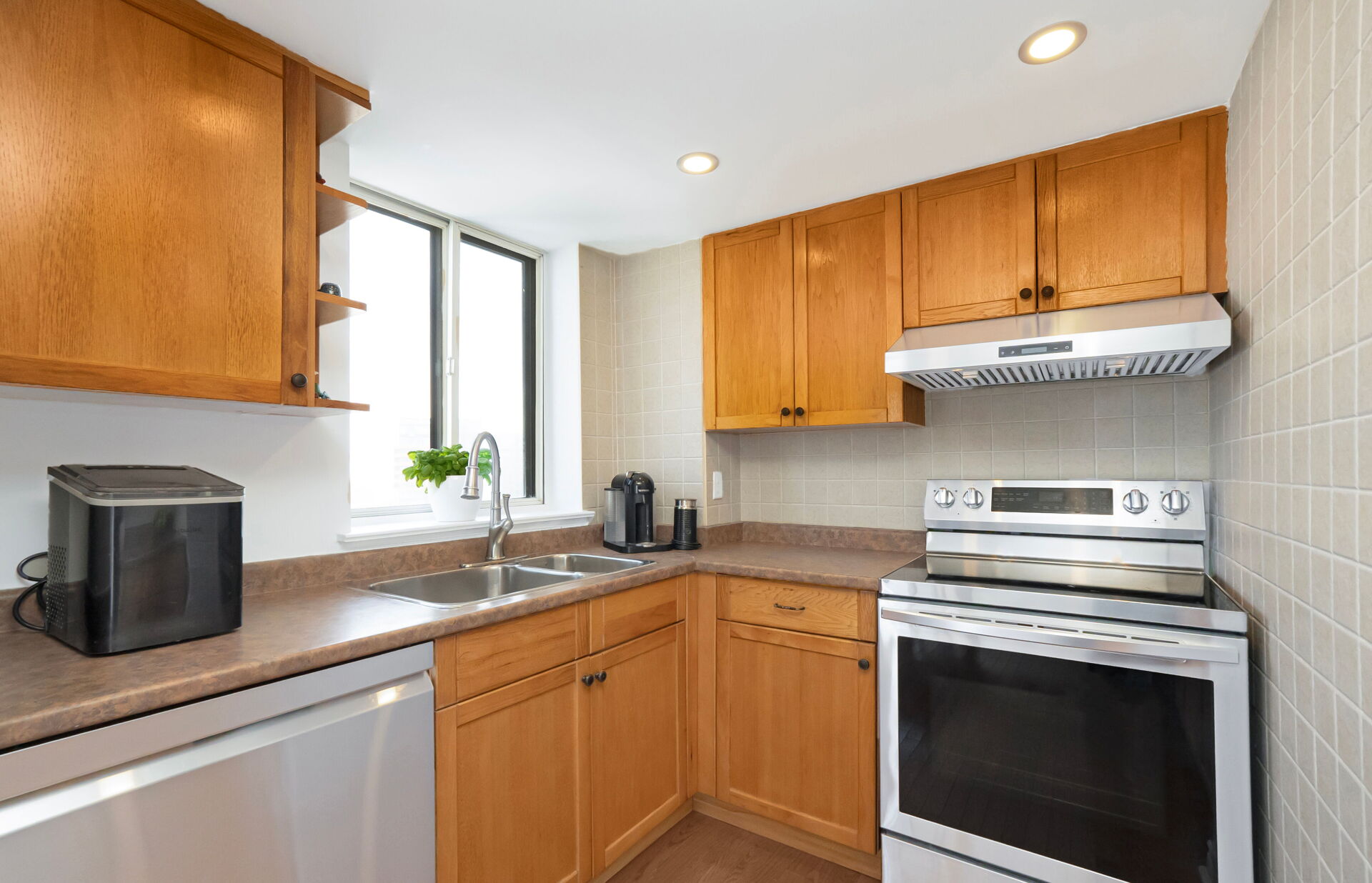 1360 Rathburn Road East, Mississauga, ON L4W 4H4
