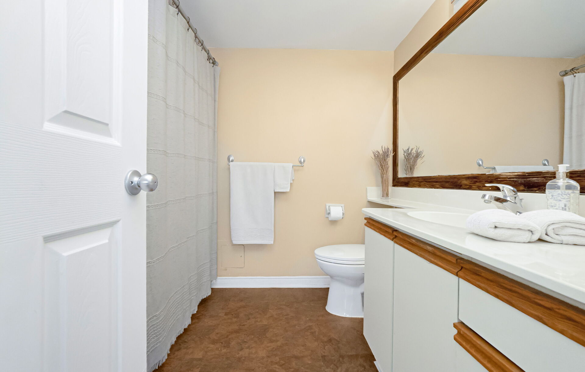 1360 Rathburn Road East, Mississauga, ON L4W 4H4
